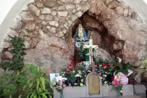 Trasladarn la imagen de la Virgen para el inicio de las tareas en la Gruta