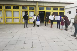 Padres decidieron arreglar la escuela para que los nios puedan retomar las clases