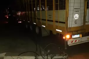 Un cami�n se llev� puesto un poste de luz en Banda de Varela