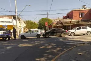 Tres autos protagonizaron un choque en cadena en Avenida Virgen del Valle