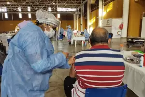 Comenzar a aplicarse una tercera dosis de refuerzo a mayores de 80 aos