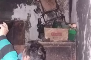 Se les incendi la casa y los vecinos ayudaron a apagar el fuego