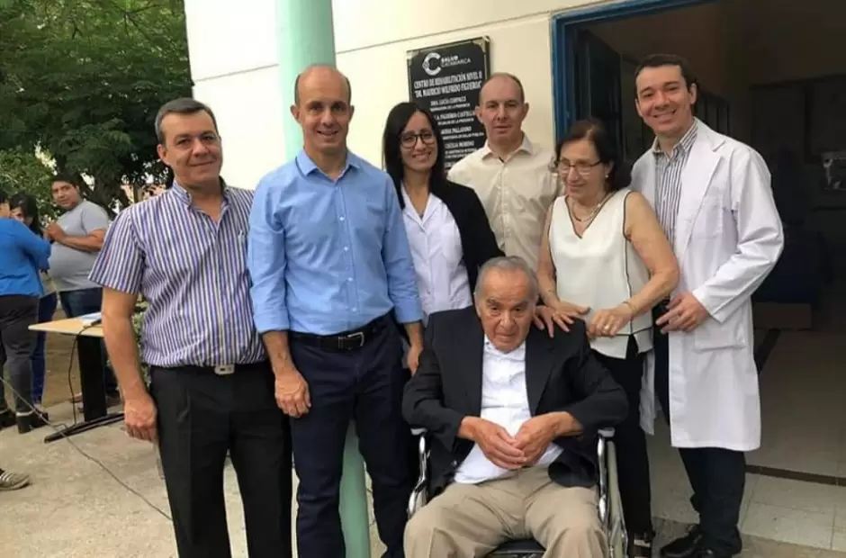 Dr. Mauricio Wilfrido Figueroa junto a su familia