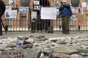Vandalizaron los dibujos de los pauelos de las Madres en la Plaza de Mayo