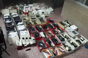 Saquearon un dep�sito de calzado y detienen a dos j�venes