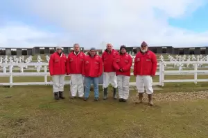Malvinas: hallaron restos de 5 soldados en la tumba comn de Darwin