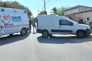 Un motociclista result herido luego de impactar de frente contra un auto