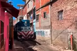 Muri arrollada por un tren luego de salvar a su hermano de 3 aos