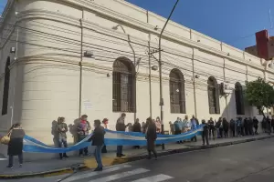 Abrazo simblico de docentes del Colegio Nacional en reclamo por la finalizacin de las obras