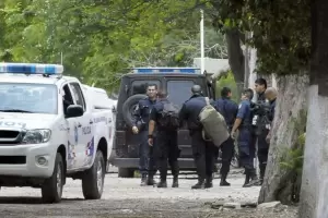 Un polica abus de su hijastra de 16 aos, se film y public el video en su estado de WhatsApp