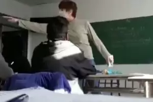 Habl� el joven increpado por la docente K: "Yo quer�a que me responda una pregunta y ella sac� un libreto�