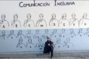 Comunicacin inclusiva: Escuela N 491 pint un mural con el lenguaje de seas