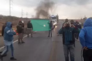 Municipales de Ica�o cortan la ruta nacional 157