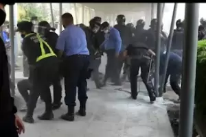 Manifestantes amenazaban con prenderse fuego y terminaron arrestadas