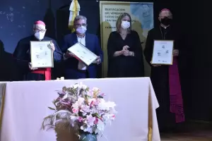 Bienvenida al Legado Papal y presentacin del sello postal de homenaje a Esqui