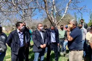 Jalil entreg recursos a productores nogaleros en Londres