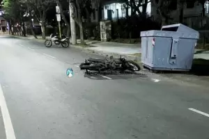 Motociclista result lesionado tras impactar contra un contenedor de basura