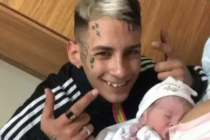 Agredieron a L-Gante en la puerta del hospital donde naci� su hija