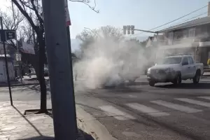 Se incendi por completo un taxi en la Capital
