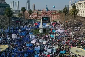Los movimientos sociales suspendieron la marcha en apoyo del Presidente