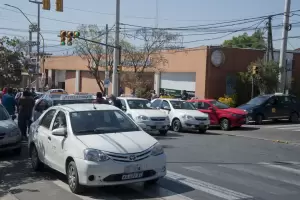 Taxis y remises protestaron frente al Centro de Monitoreo en reclamo por el aumento de la tarifa