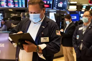 Sigue la tensin en los mercados: el dlar blue se vende a $220 y el riesgo pas vuelve a subir