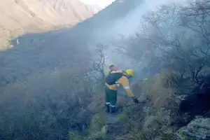 Temporada alta: incendios en Los Angeles y en Fray Mamerto Esqui