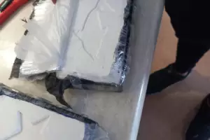 En un operativo, detienen a dos personas y les secuestran droga y un automvil