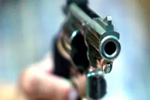 Buscan a tres vehculos involucrados en un tiroteo en el sur