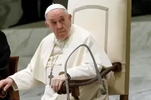El Papa neg los rumores de renuncia y revel que tuvo una pequea fractura en la rodilla