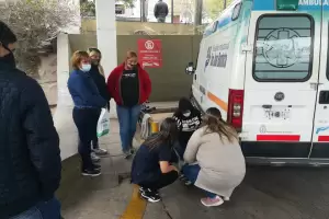 Luego de encadenarse a una ambulancia en el San Juan, le prometieron analizar la ciruga que reclamaba