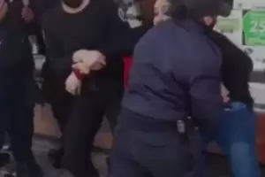 La mujer polic�a involucrada en un arresto violento fue pasada a disponibilidad