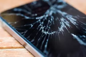 Su novio le peg, ella le revole el celular y lo mat