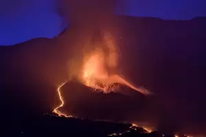 Erupcin del volcn en La Palma: reabren el aeropuerto en isla espaola