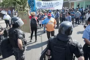 Conflicto en la Capital: la polica se enfrent con los municipales y detuvo a un trabajador