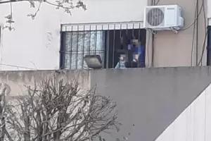 �Est�n llorando hace d�as�: rescataron a tres hermanitos que estaban abandonados y encerrados en un departamento