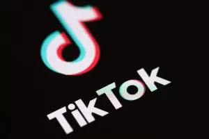 Una joven se cay por las escaleras mientras su amiga grababa un video para TikTok