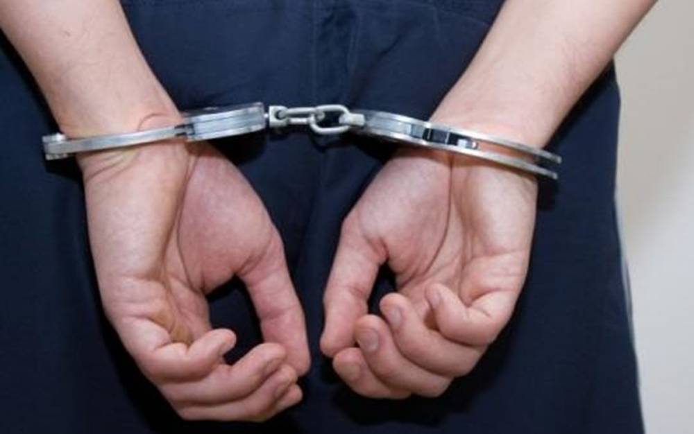 Detienen a un cabo de la policía por golpear en el rostro a su pareja ...