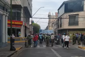 Masiva marcha de los municipales en el centro de la ciudad