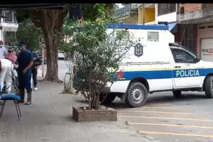 Encuentran asesinada a una mujer en su local comercial y buscan al femicida