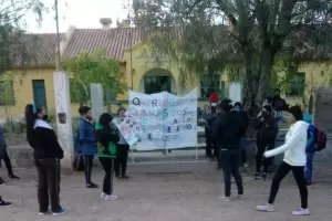 Padres tomaron la escuela de Banda de Lucero en Tinogasta por la falta de ordenanzas