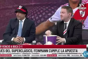 Jony Viale no se la dej pasar y Feinmann tuvo que cumplir la apuesta: Estoy recaliente