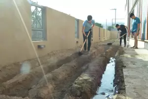 Estudiantes construyen huerta orgnica en la Residencia Universitaria