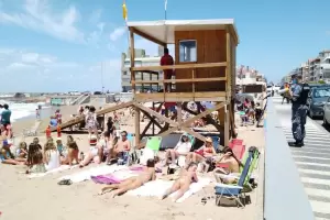 Uruguay podra ofrecer vacunar a los turistas argentinos con dosis de Pfizer y Sinovac