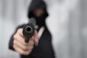 Agredieron a un hombre con un revolver y amenazaron con quemar su casa y matar a su familia