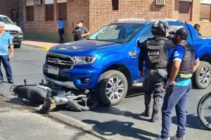 Accidente en pleno centro: una moto qued debajo de una camioneta