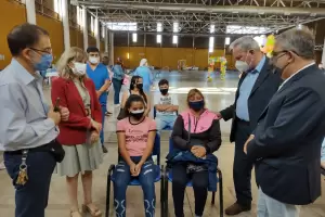 Miles de nios recibieron su primera vacuna contra el coronavirus acompaados por sus padres