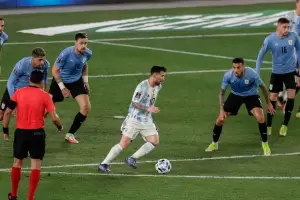 Habl el fotgrafo que sac la foto viral de Lionel Messi contra Uruguay: el ttulo que le puso y cmo capt la imagen