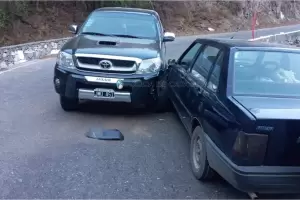 Una camioneta choc contra un auto en la Cuesta del Portezuelo