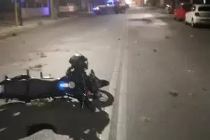 Iba en moto, se enganch� con un cable que colgaba por el viento y result� herido
